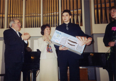Марк Луботский, Наталия Пономарёва, вручение приза Роману Аванесову. 2004 г.
